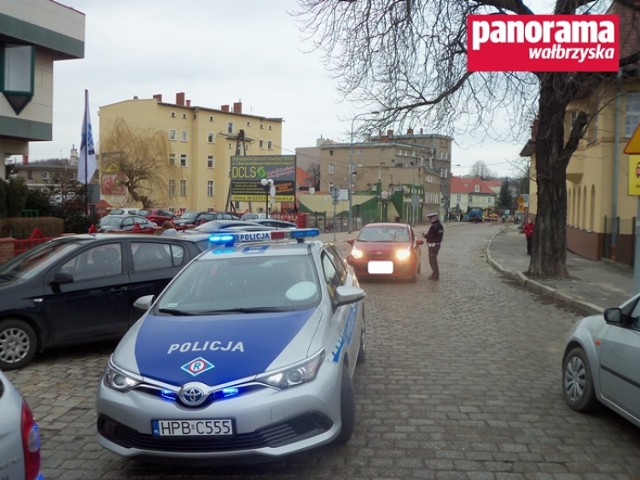 Policja i straż miejska mają mandatowe żniwa w okolicach pl. Na Rozdrożu w Wałbrzychu. Wszystko dzięki kierowcom lekceważącym zakaz ruchu w obu kierunkach