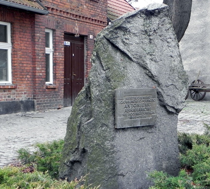 W ogródku znajduje się obelisk z pamiątkową tablicą. Fot....