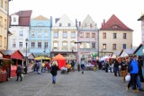 Jarmark bożonarodzeniowy w Żarach. Pierwszego dnia na rynku miasta było sporo kupujących