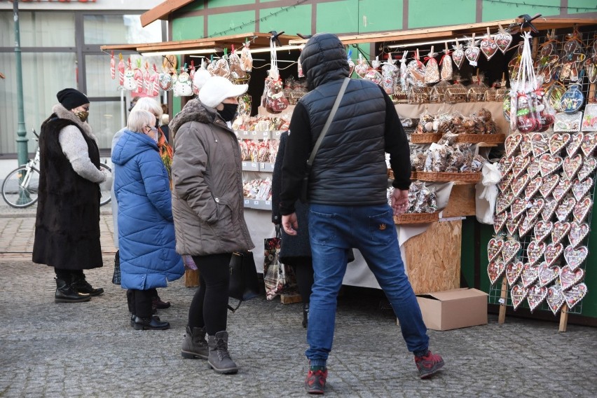 Jarmark bożonarodzeniowy w Żarach. Pierwszego dnia na rynku miasta było sporo kupujących