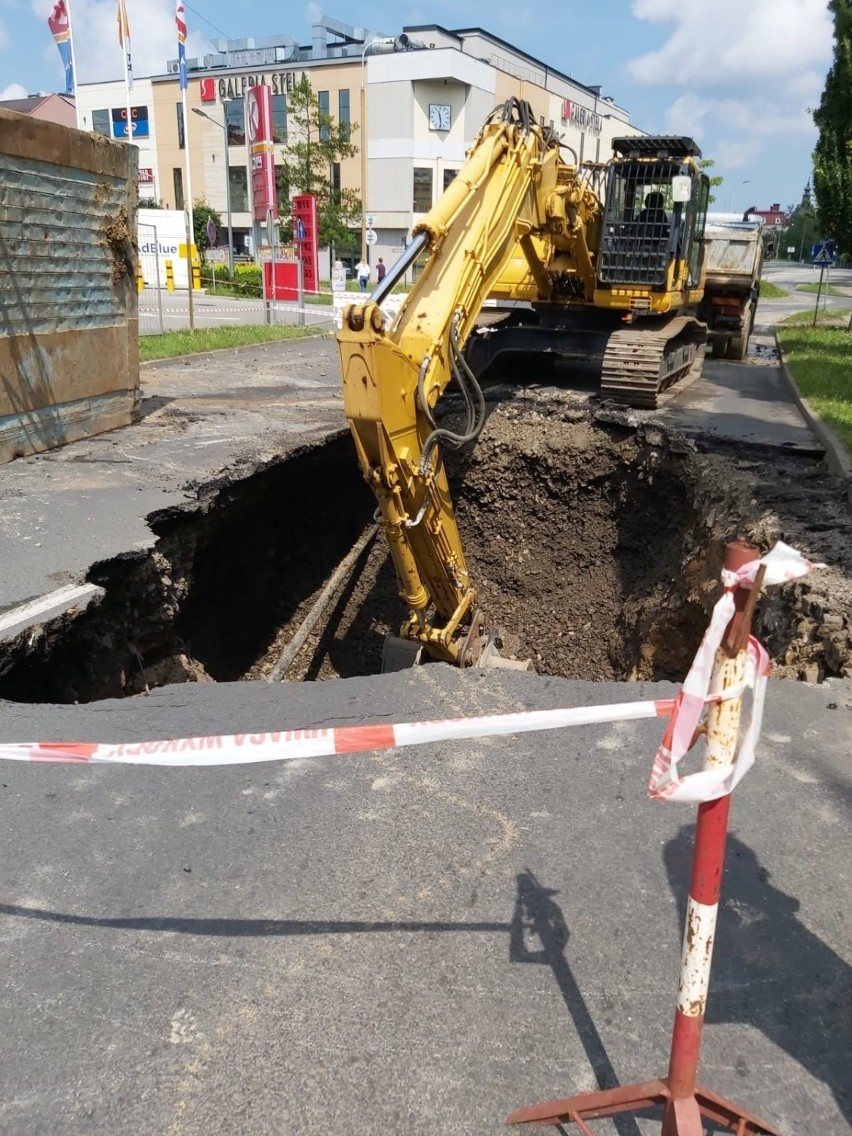 Wyrwa w Cieszynie na ul. Kolejowej. Trwają prace związane z...