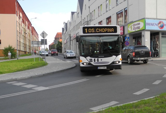 Większym pojazdom nie jest łatwo zmieścić się na swoim pasie ruchu na tym skrzyżowaniu. Łuk został tak zrobiony, że muszą wjeżdżać na drugi pas. Najbardziej muszą uważać kierowcy autobusów komunikacji miejskiej.