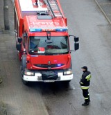 Sulechowo: Pożar wokół budynku gasi pięć zastępów strażackich