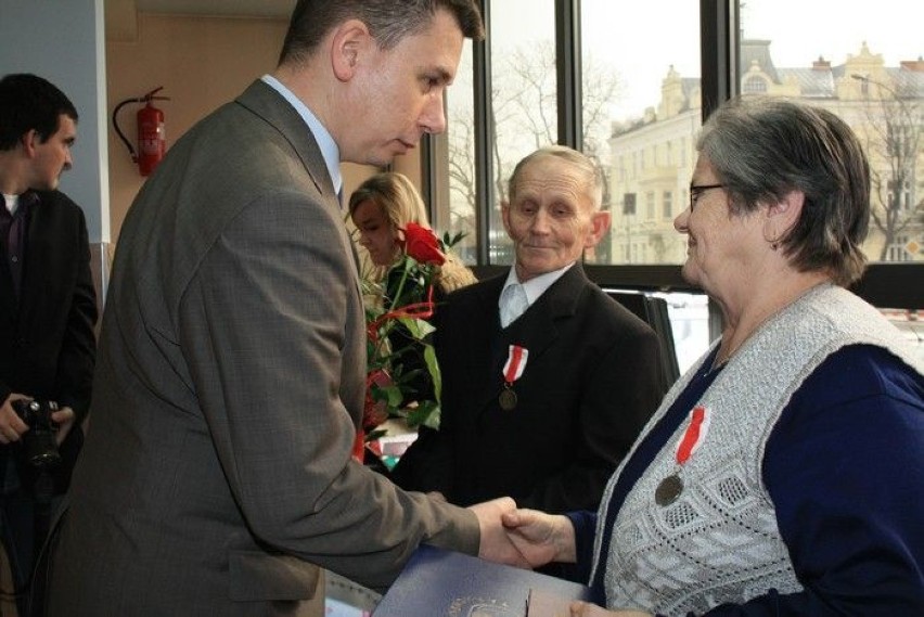 Tarnów. Wręczenie medali "Za Zasługi dla Obronności Kraju"