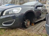 Złodziej ukradł koła pojazdu z parkingu na Sucharskiego w Oleśnicy