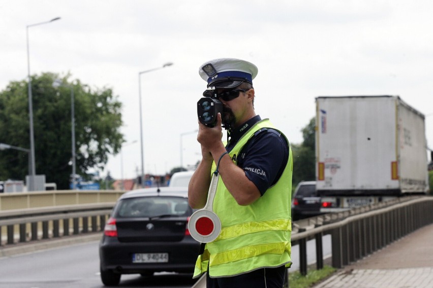 Legnicka policja podsumowuje styczeń na drogach. Kierowcy jeżdżą wolniej. Czy to zasługa podwyższenia mandatów?