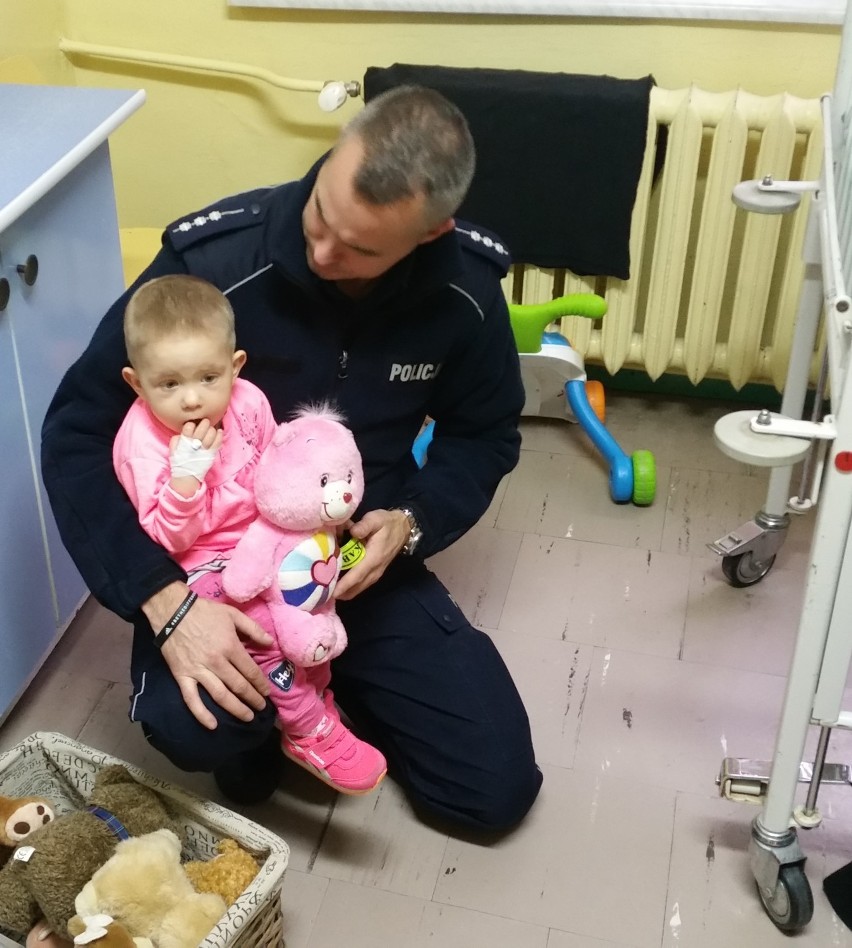 Pilscy policjanci pomogli choremu dziecku i odwiedzili...
