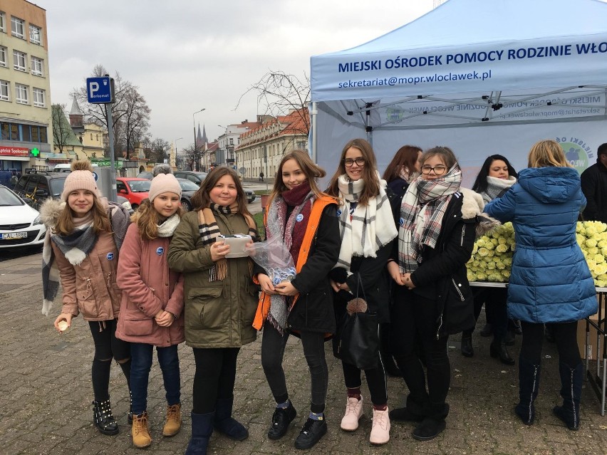 Happening „Biała Wstążka" we Włocławku. Wolontariuszki ze Szkoły Podstawowej nr 23 rozdawały białe róże [zdjęcia]
