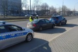 Dąbrowscy policjanci w akcji. Chronili pieszych. Nie obeszło się bez mandatów dla kierowców  