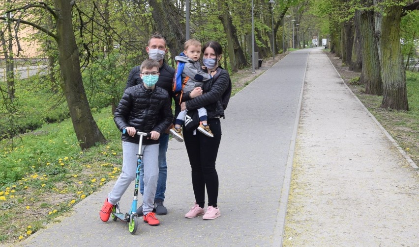 Niedzielny spacer w maseczkach. Stargardzianie w parkach ZDJĘCIA       