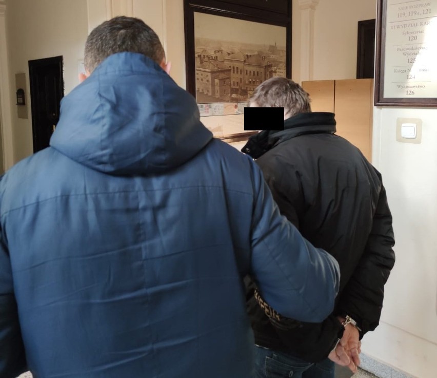Bydgoszcz. Policja złapała na gorącym uczynku złodziei pieniędzy z rozmieniarki. Mieli przy sobie narkotyki