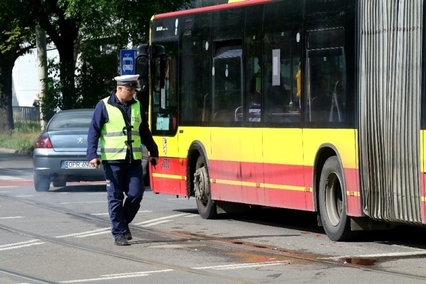 Kierujący z powiatu oleśnickiego wjechał na czerwonym świetle i zderzył się z autobusem