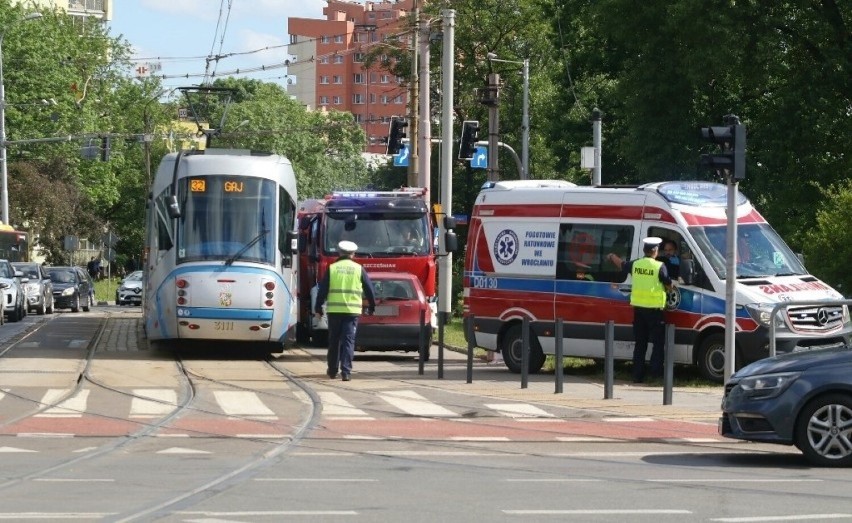 Kierujący z powiatu oleśnickiego wjechał na czerwonym świetle i zderzył się z autobusem