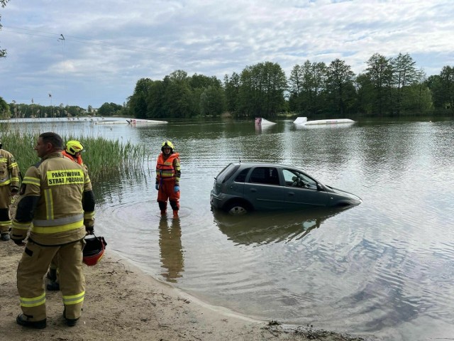 Opel wpadł do jeziora w Kłodawie (pow. gorzowski).