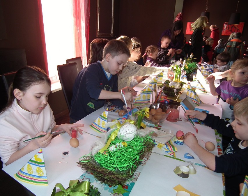 Dzieci malowały jajka w Restauracji Orchidea [ZDJĘCIA]