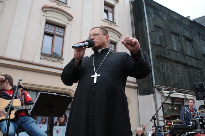 Kraków. Marsz dla Jezusa przeszedł ulicami miasta [NOWE ZDJĘCIA, WIDEO]