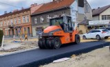 Wadowice. Leją asfalt na ulicy Lwowskiej. Możliwe utrudnienia w przejeździe przez miasto [WIDEO] [NOWE ZDJĘCIA]