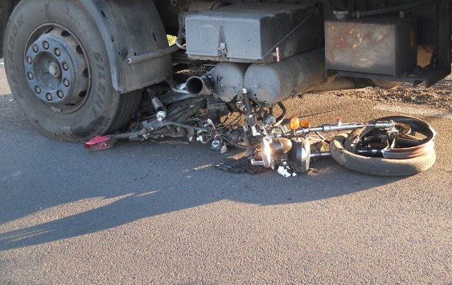 Wypadek w Janowicach. Motorower zmiażdżony. Dwie osoby zostały poszkodowane i trafiły do szpitala po tym, gdy doszło do zderzenia samochodu ciężarowego marki MAN z motorowerem.

ZOBACZ WIĘCEJ: Wypadek w Janowicach. Motorower zmiażdżony [ZDJĘCIA]