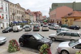 Gniezno: ruch uliczny przed katedrą utrudniają kierowcy w niedzielę 