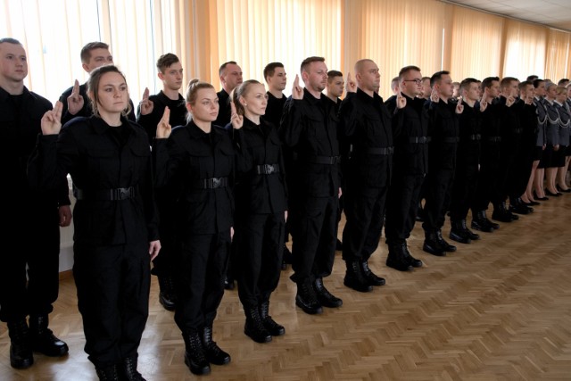 Komendant Wojewódzki Policji w Bydgoszczy insp. Paweł Spychała przyjął w środę (4 kwietnia 2018) ślubowanie od nowo przyjętych funkcjonariuszy. Szeregi kujawsko-pomorskiej policji zasiliło tym razem 21 mundurowych. Uroczystość była także okazją do szczególnych gratulacji. Usłyszeli je od Komendanta policjanci mianowani na pierwszy stopień oficerski „podkomisarza”.