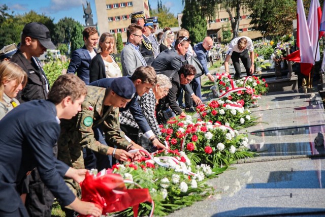 Kwiaty złożono między innymi na grobie ofiar nazistowskich oprawców i mogile Stanisława Bartochy, obrońcy Westerplatte. Zobacz kolejne zdjęcia. Przesuwaj zdjęcia w prawo - naciśnij strzałkę lub przycisk NASTĘPNE