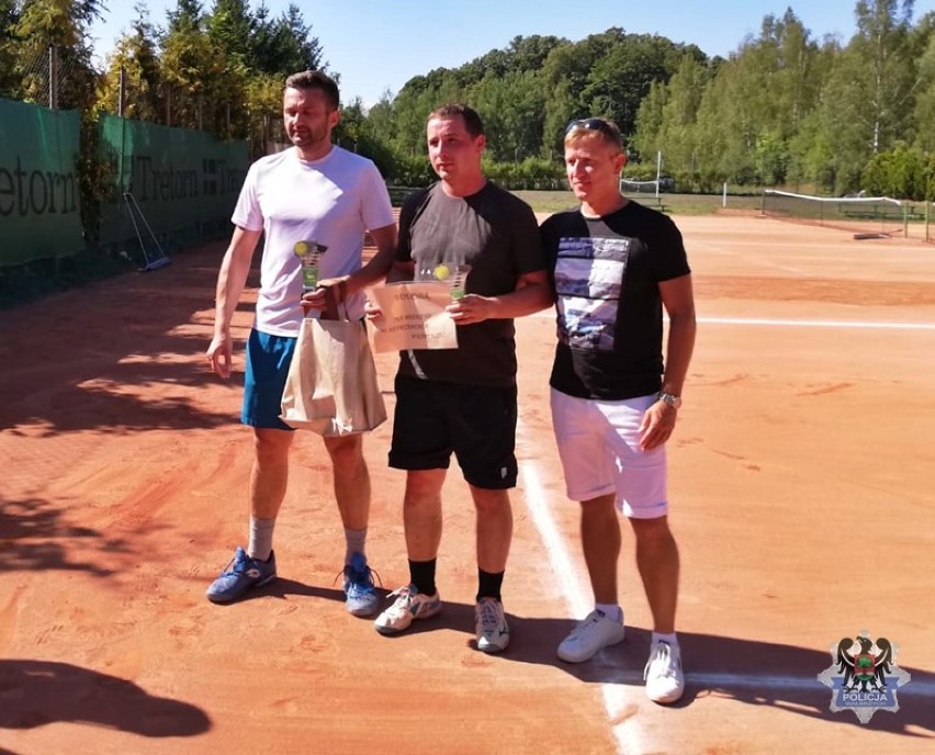 Wałbrzyski policjant wygrał turniej tenisa ziemnego w Kamiennej Górze