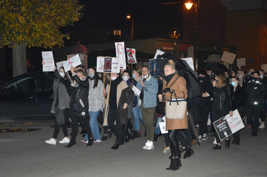 Strajk kobiet w Prabutach. Ulicami miasta przeszła grupa około stu osób, protestując przeciwko zaostrzeniu prawa aborcyjnego [ZDJĘCIA CZ.1]