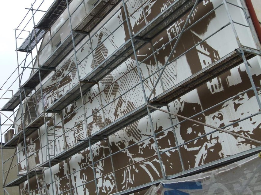 Powstaje kolejny mural w centrum Zduńskiej Woli : na...