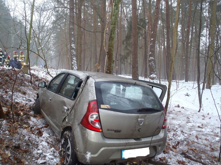 Auto wypadło z drogi i uderzyło w drzewo. Jedna osoba...