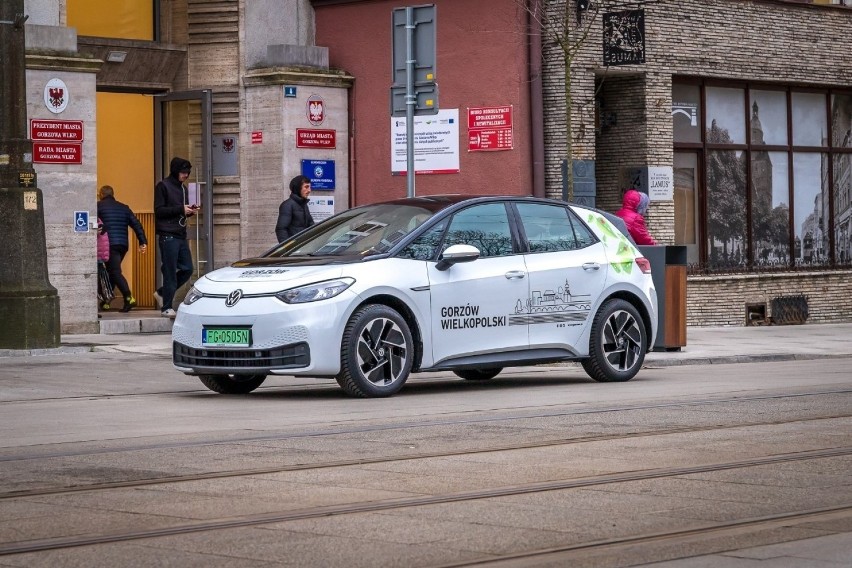 Niewielki volkswagen został ozdobiony w gorzowskie akcenty...