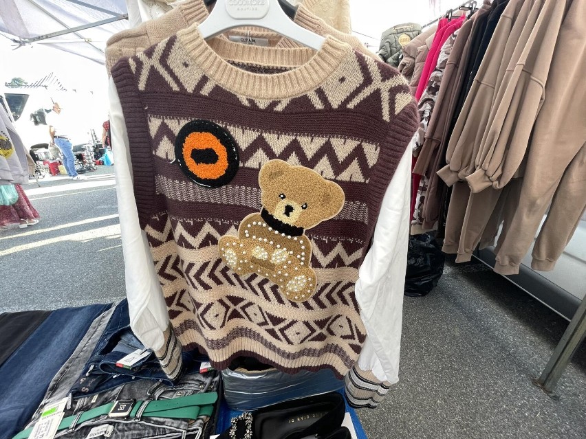 Szukasz fajnego swetra, dresów, czegoś do ubrania na jesień? Giełda przy Dworaka jest pełna ciuchów