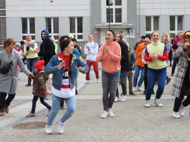 Efekty warsztatów tanecznych mieszkańcy mogli zobaczyć w niedzielne popołudnie przed Ratuszem. Do tanecznego układu dołączyło wielu przechodniów!