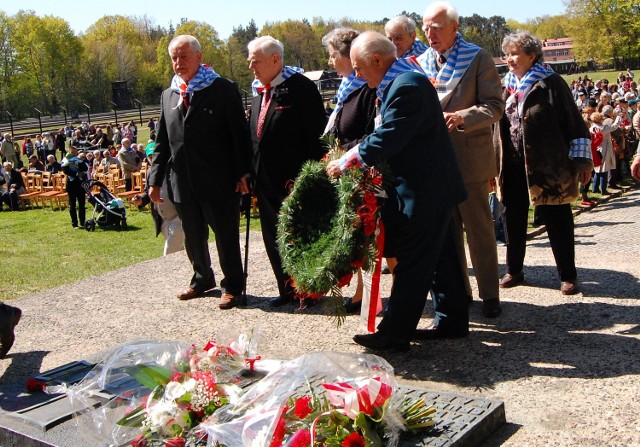 Byli więźniowie złożyli kwiaty pod pomnikiem Walki i Męczeństwa
