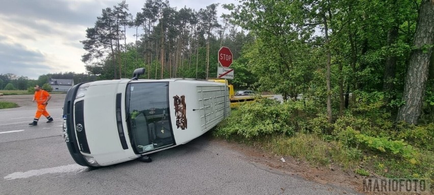 Kierowca busa podczas skręcania w boczną drogę został...