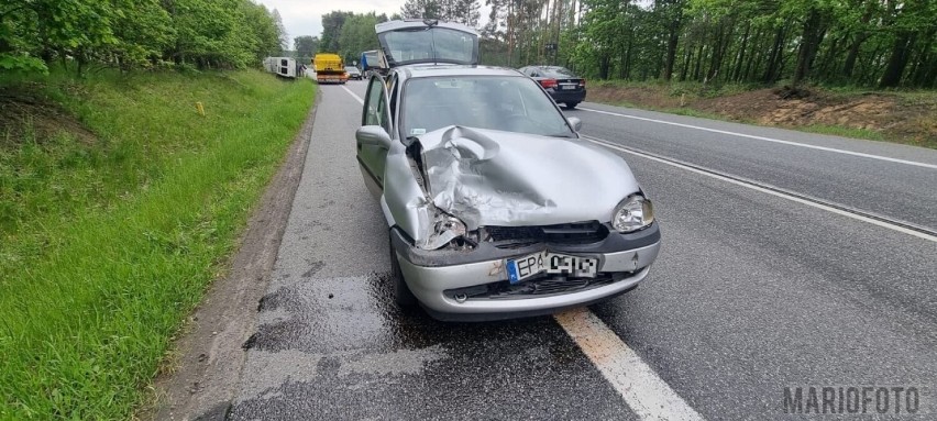 Kierowca busa podczas skręcania w boczną drogę został...