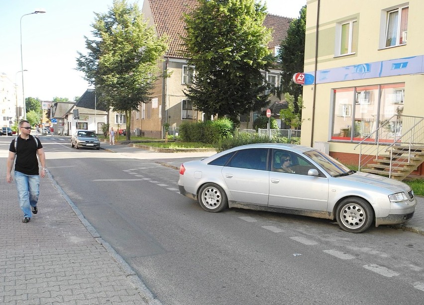 - Pokazać tablice rejestracyjne! - powiedział pan idący na...