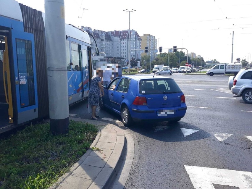 Wrocław. Na ul. Legnickiej tramwaj zderzył się z samochodem osobowym 