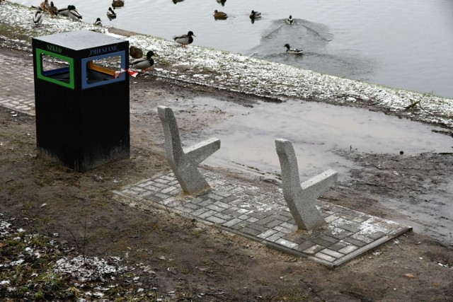 Kolejna tęczowa ławeczka zniszczona, tym razem nad zalewem w Kielcach