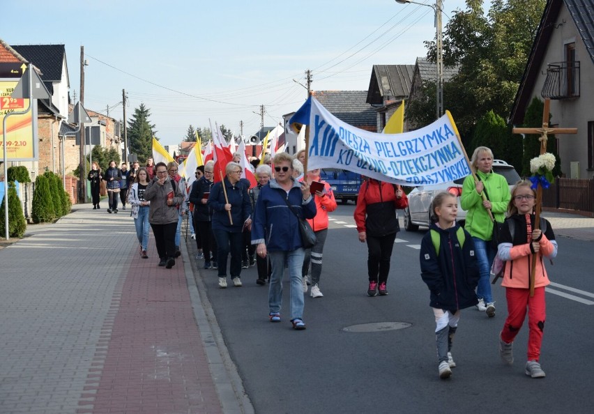 Trasa pielgrzymki wiedzie przez wioski i nie jest trudna do...