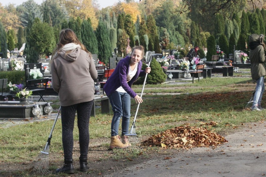 Uczniowie sprzątają cmentarz w Legnicy (ZDJĘCIA)