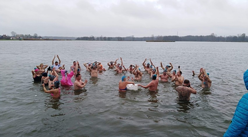 Kraśnicki Klub Morsów rozpoczął czwarty sezon zimowych kąpieli w Zalewie Kraśnickim (ZDJĘCIA)