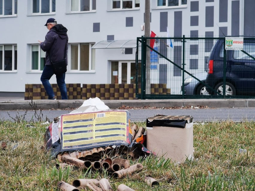 Pamiątki po sylwestrze na trawniku przed budynkiem Wydziału...