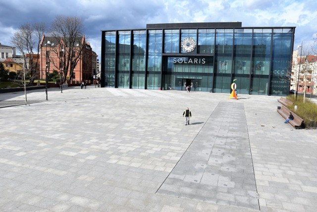 Opustoszałe Opole. Na ulicach jest znacznie mniej samochodów, na chodnikach mniej spacerowiczów. Place świecą pustkami, wyraźnie mniej ludzi jest też w galerii Solaris.