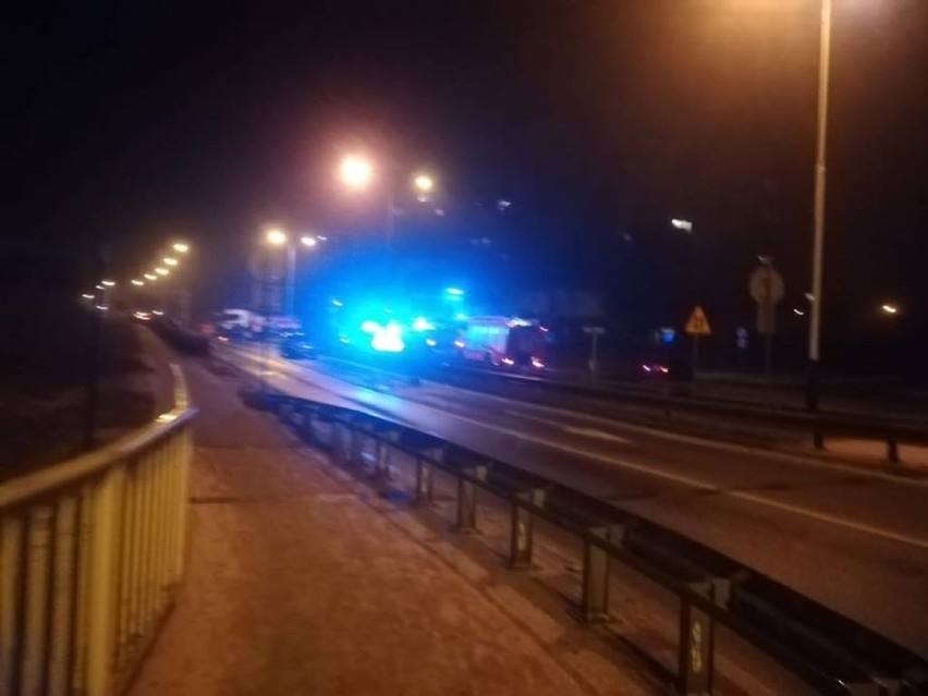 Nocny wypadek na Winiarach. Audi zderzyło się z Piaskarką, a jego kierowca oddalił się z miejsca zdarzenia. Dlaczego?