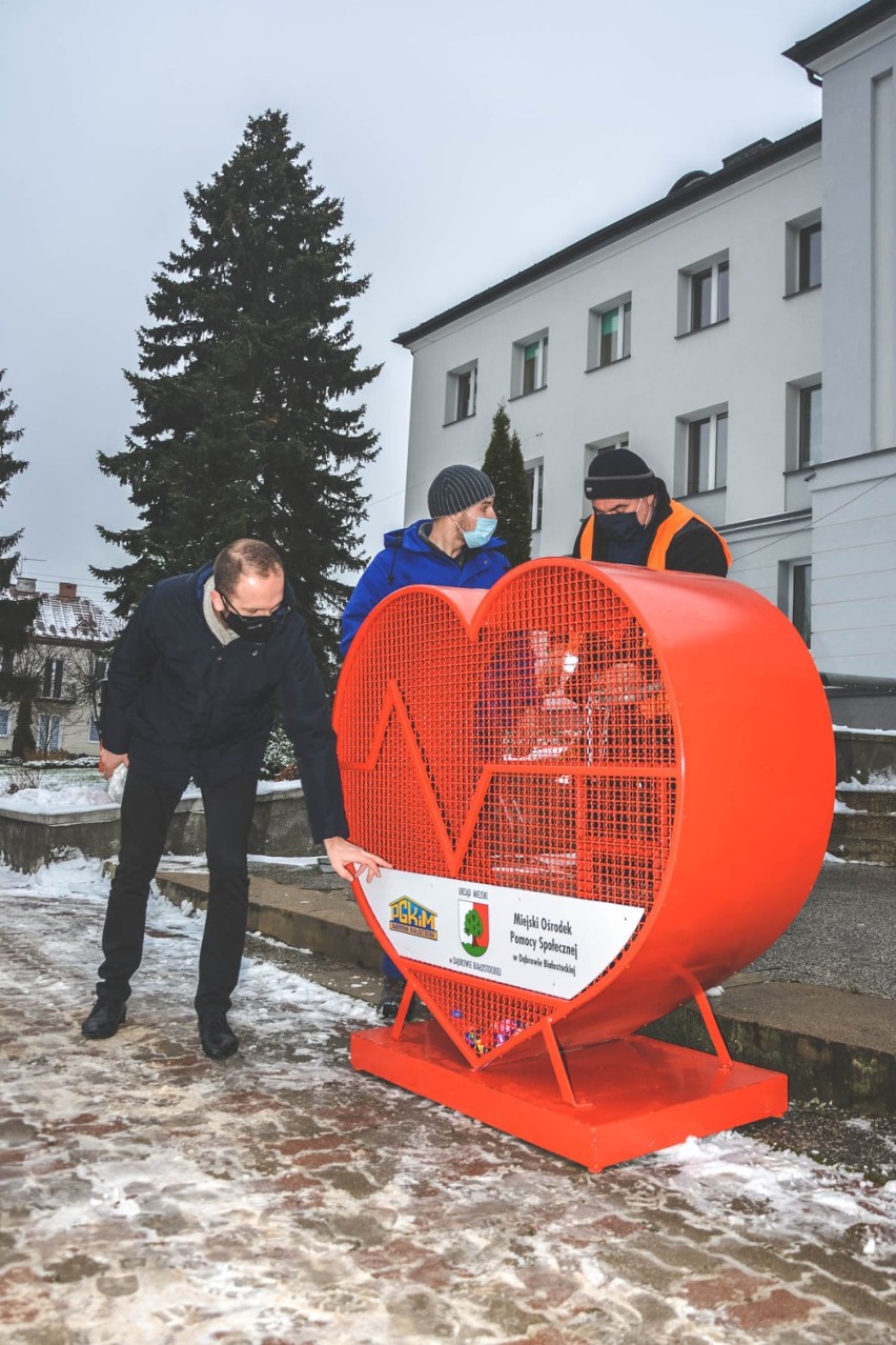 Czerwone serca na ulicach Dąbrowy Białostockiej. Tu będą wpadać plastikowe nakrętki dla potrzebujących