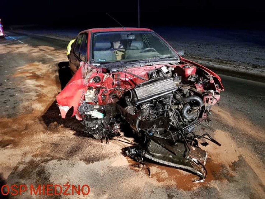 OSP Miedźno: Samochód uderzył w drzewo FOTO     