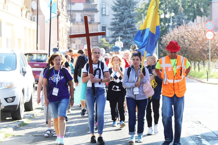 Wyruszyła piesza pielgrzymka do Krzeszowa, pątników pobłogosławił biskup Andrzej Siemieniewski