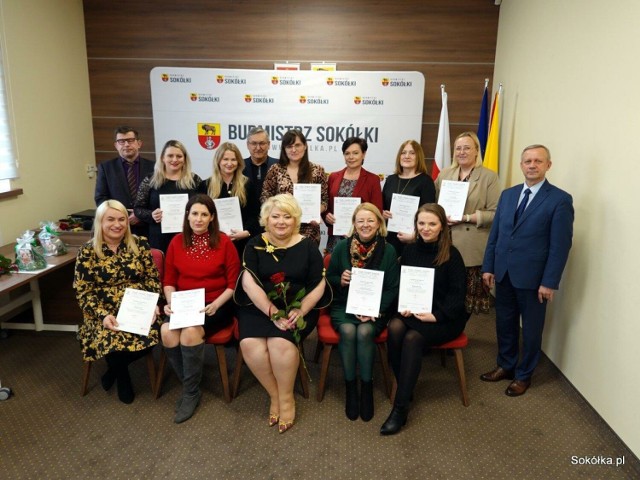 Uczestniczki kursu otrzymały od burmistrz certyfikaty wystawione przez Polski Związek Szachowy z zakresu metodyki nauczania gry w szachy