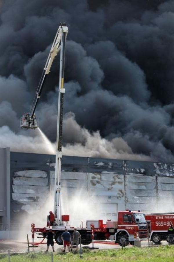 Dym i ogień uniemożliwiają dokładne zbadanie wnętrza hali.
