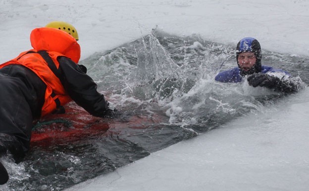 Ćwiczenia strażaków z ratowania na lodzie